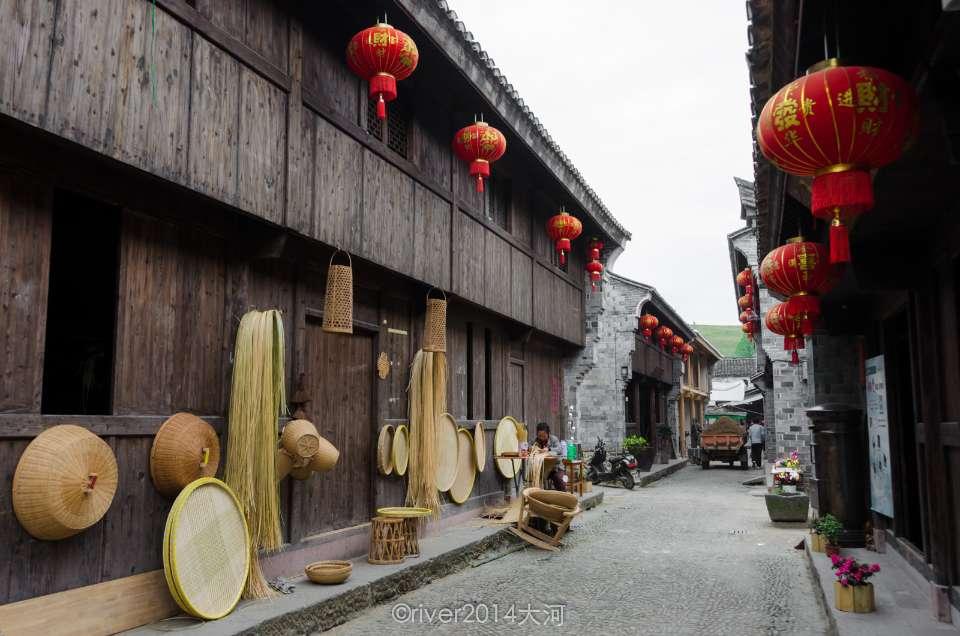 挂脖小衫搭高腰紧身牛仔裤，简约清新，尽显小蛮腰的美，你觉得时尚吗？游戏画面